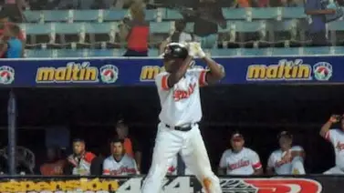 Águilas ganan serie a Leones y quedan solos en la cima Águilas ganan serie a Leones y quedan solos en la cima