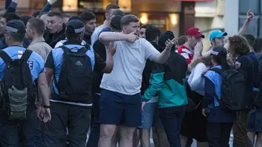 Hinchas ingleses y belgas causan disturbios en Oporto Hinchas ingleses y belgas causan disturbios en Oporto