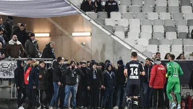 Aficionados de Burdeos invaden la cancha en protesta