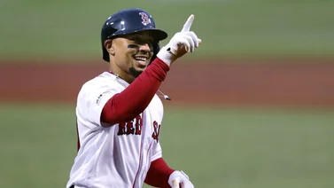 Mookie Betts pacta contrato récord con Medias Rojas