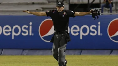 Edwar Pacheco es premiado como el Árbitro del Año