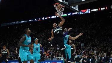 Bucks ganan a Hornets en partido de la NBA en París