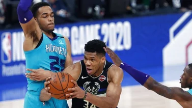 Antetokounmpo logra doble-doble en victoria de Bucks