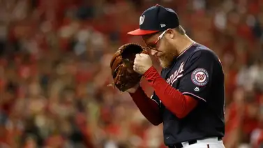 Doolittle unta aceite de lavanda en su guante Doolittle unta aceite de lavanda en su guante