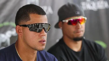 Báez y Berríos donan comida y mercados