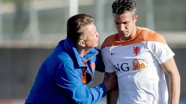 Van Persie revela que Van Gaal lo abofeteó en el Mundial Van Persie revela que Van Gaal lo abofeteó en el Mundial