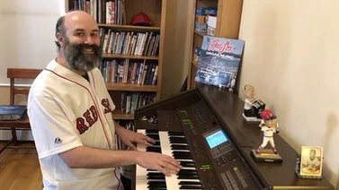 Desde casa, organista de Medias Rojas evoca el béisbol