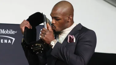 El campeón de los pesados Jon Jones renuncia a su título de la UFC