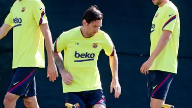 Messi salta al césped en el entrenamiento del Barcelona Messi salta al césped en el entrenamiento del Barcelona