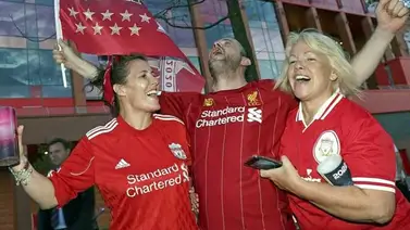 Aficionados del Liverpool salen a la calle para celebrar el título Aficionados del Liverpool salen a la calle para celebrar el título