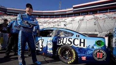 Harvick gana la Brickyard 400 y lidera el campeonato