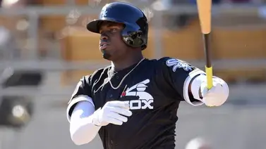 La promesa cubana Luis Robert pega su primer jonrón y se cae del impulso La promesa cubana Luis Robert pega su primer jonrón y se cae del impulso