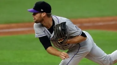 FOTO: Pitcher de Rockies gana por primera vez después de ocho años
