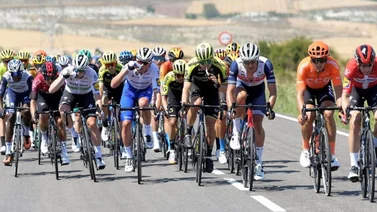 Aislados tres corredores de la Vuelta a Burgos por contacto con un positivo
