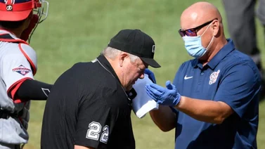 VIDEO: El batazo que le pegaron al umpire Joe West