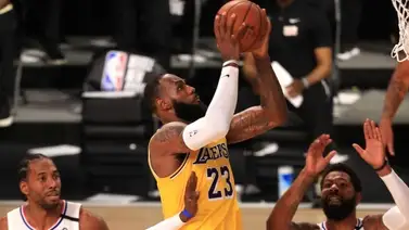 James destaca y anota la canasta del triunfo de los Lakers James destaca y anota la canasta del triunfo de los Lakers