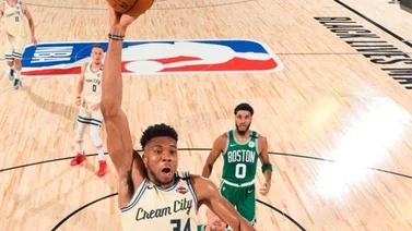 VIDEO: Antetokoumpo se creció contra Celtics