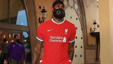FOTO: LeBron se uniformó con el Liverpool