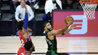 Tatum y Brown imponen su clase ante Embiid