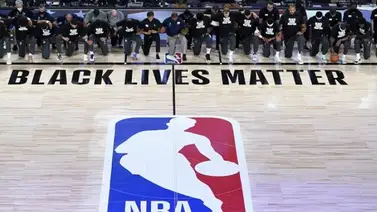 Fanáticos apoyan la campaña "Black Lives Matter" en la NBA Fanáticos apoyan la campaña "Black Lives Matter" en la NBA