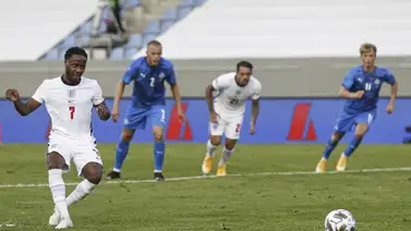 Sterling salva a una aburrida Inglaterra Sterling salva a una aburrida Inglaterra