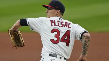 VIDEO: Plesac obtuvo segunda victoria corrida y Cleveland sigue en la pelea