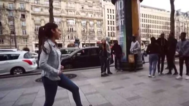 Luis Suárez dijo que el fútbol es cosa de hombres... ¿Habrá visto Luis a esta chica? (+video)