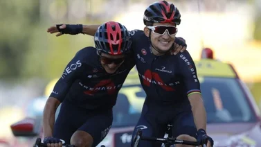 Kwiatkowski gana de la mano de Carapaz y Roglic sigue de amarillo