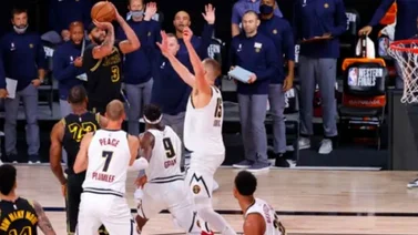 VIDEO: Anthony Davis aniquiló a Nuggets con triple de infarto