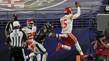 Mahomes se exhibe ante Jackson y Chiefs ganan duelo de invictos