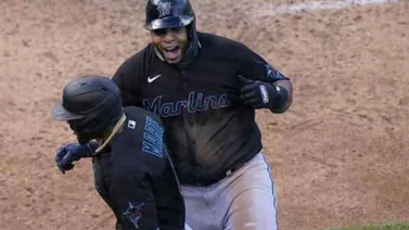 VIDEO: Aguilar grande en primer juego de playoffs de Marlins en 17 años