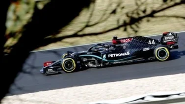 Británico Lewis Hamilton acelera a la grandeza en Portugal