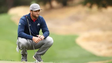 A Jon Rahm se le escurre el número 1 entre los dedos