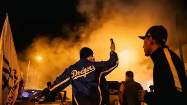 Fans de Dodgers se saltan el protocolo y festejan a pesar del Covid en LA Fans de Dodgers se saltan el protocolo y festejan a pesar del Covid en LA