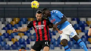 Ibrahimovic se retiró con molestias tras casi anotarle un triplete al Napoli Ibrahimovic se retiró con molestias tras casi anotarle un triplete al Napoli