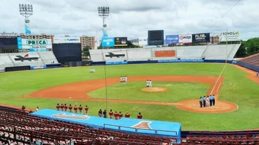 Desquite de Cardenales para chocar las manos por primera vez
