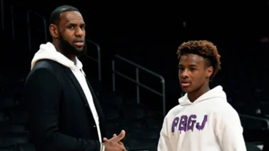 James admite que dos años más con Lakers le dan opción de jugar con su hijo