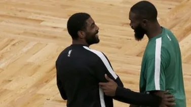 Kyrie Irving volvió a jugar en Boston y realizó un ritual espiritual