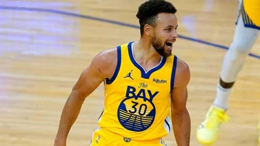 Curry con un doble-doble lidera la remontada de los Warriors