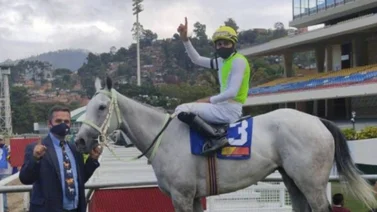 Samuel Marín se graduó de profesional con Soy De Mariana