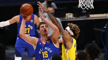 Jokic vuelve a poner a Nuggets en el camino ganador