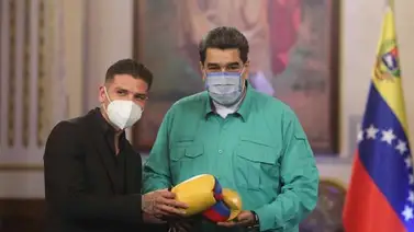 Maduro condecora al boxeador venezolano Roger Gutiérrez, campeón de la AMB Maduro condecora al boxeador venezolano Roger Gutiérrez, campeón de la AMB