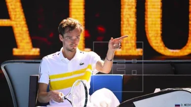 Medvedev gana por primera vez en su carrera en cinco sets y sin su entrenador