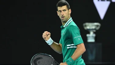 Un Djokovic con menos molestias acaba con Zverev y se enfrentará a Karatsev