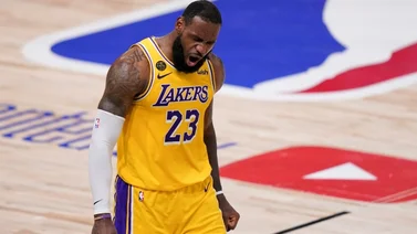 Lebron James sonríe a otro hito