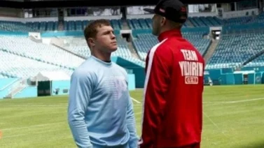 Canelo visita el estadio de los Dolphins antes de su pelea