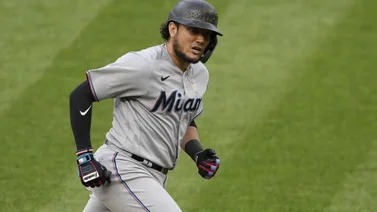Miguel Rojas se prepara para cargar con Marlins