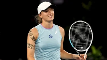 Swiatek pasa por retirada de Collins, Bencic tras dominar a Sanders