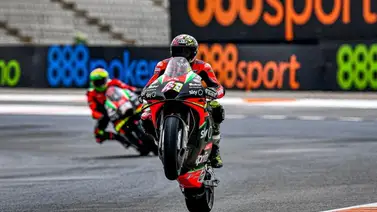 Aprilia presenta en Doha sus nuevos colores con Espargaró y Savadori Aprilia presenta en Doha sus nuevos colores con Espargaró y Savadori