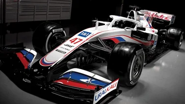 El equipo estadounidense Haas con la bandera rusa para Schumacher y Mazepin